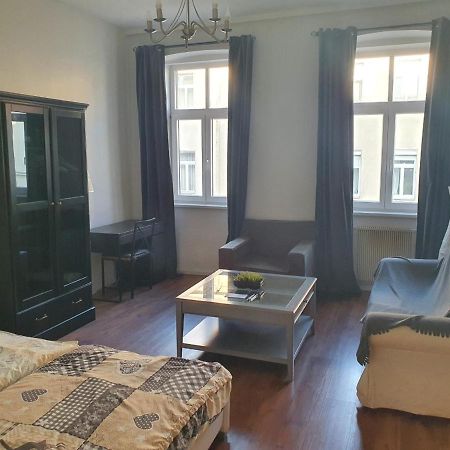 Spacious Apartment Near The Center Виена Екстериор снимка
