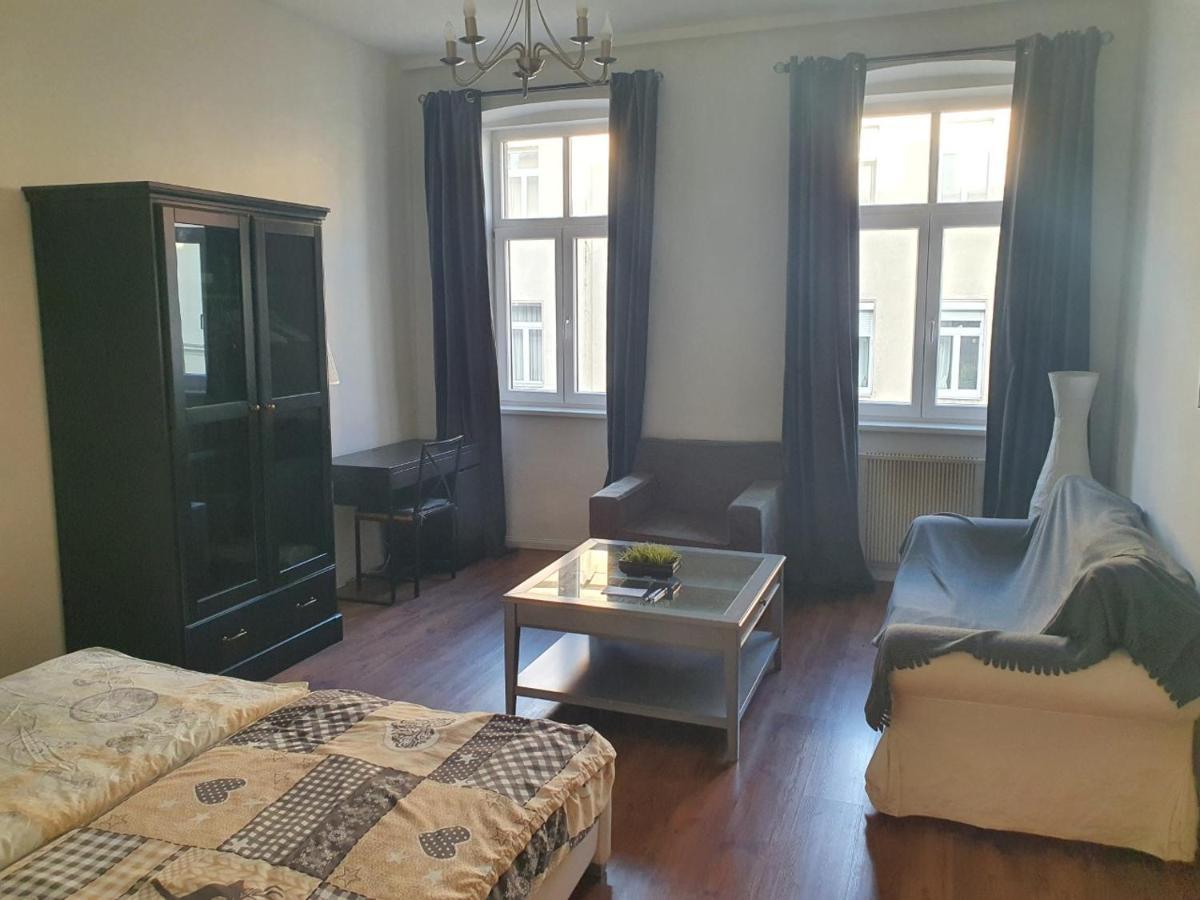 Spacious Apartment Near The Center Виена Екстериор снимка